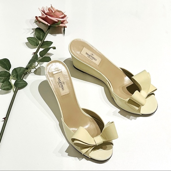🚨Valentino Garavani Ivory Patent Bow Wedge Sandals 38.5 - Picture 13 of 14